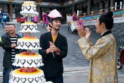 張曉晨劇組慶生 陳坤攜“凰權(quán)男人幫”送祝福